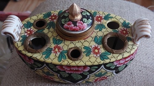 SIGNED ANTIQUE CHINESE FAMILLE NOIRE INK WELL W/ BRUSH & CALLIGRAPHY PEN HOLDERS - Picture 2 of 12
