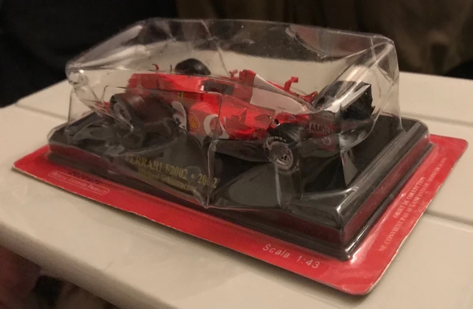 p 412 - Scala 1/43 - FERRARI F2002 di Michael Schumacher (2002) - Immagine 4 di 4
