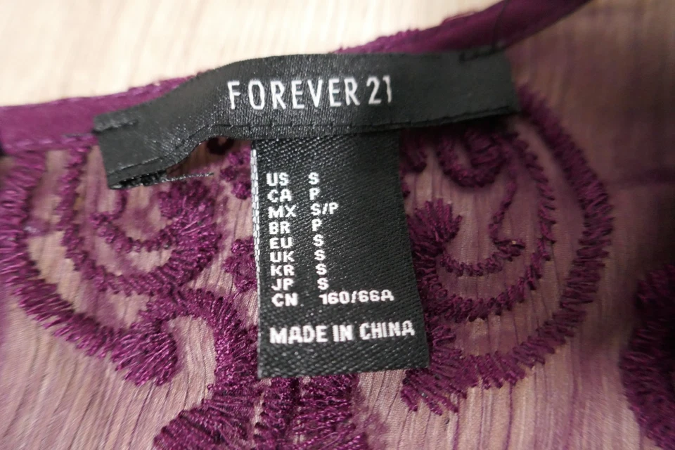 ❤️FOREVER 21 WEINROT / LILA JUMPSUIT GRÖßE S KURZARM RV-HINTEN SPITZE AUSSEN SÜß - Bild 2 von 4