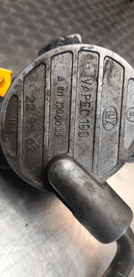 Bomba de vacío Mercedes-Benz Clase C W203 C200 CDI 85kw A6112300065  Foto 3 de 4