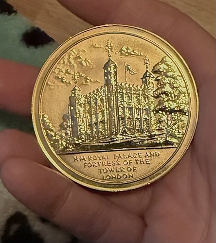 1952 1977 HM Royal Palace Fortress Tower of London Medal-royal Mint 51mm - Picture 4 of 9