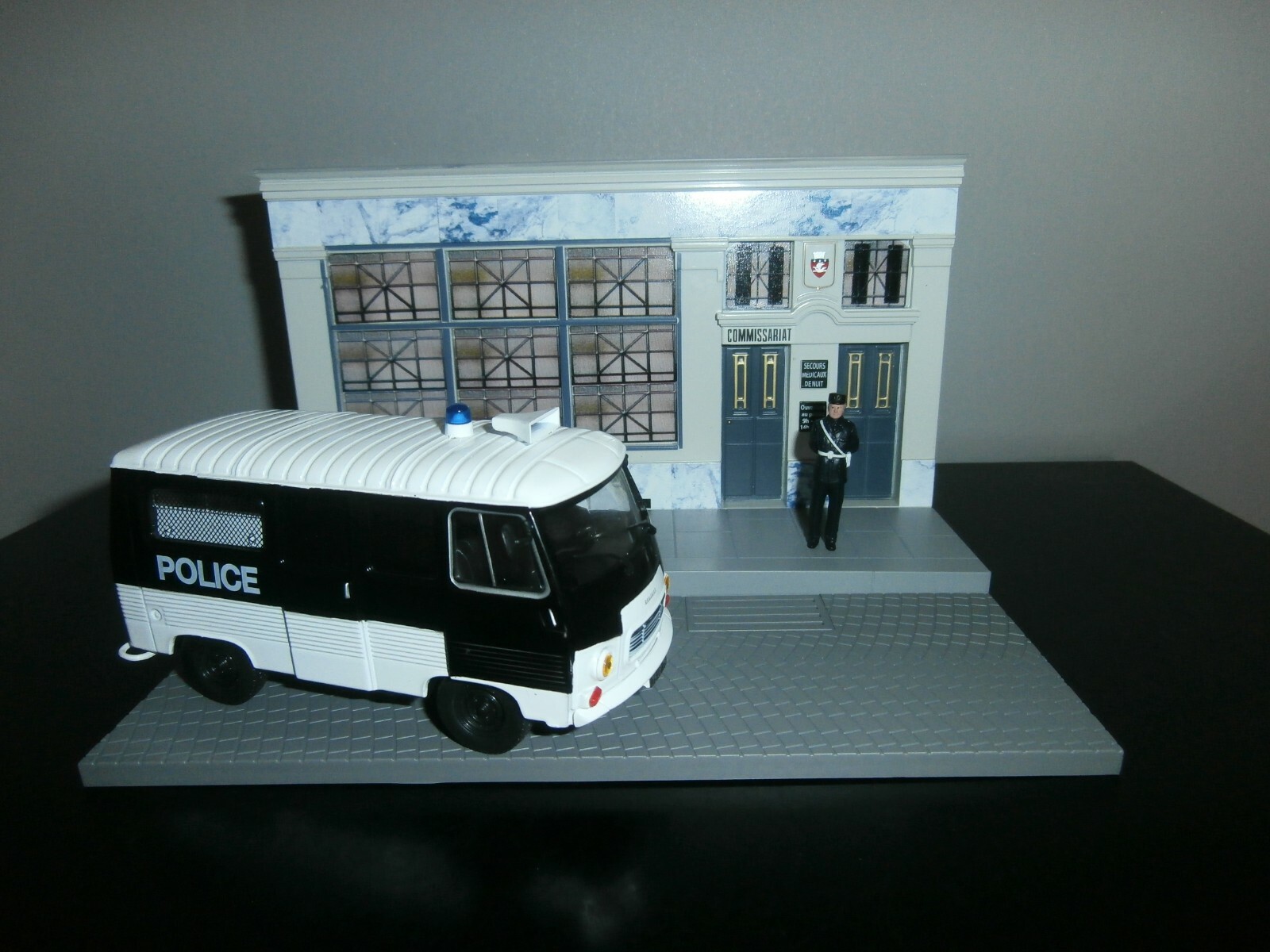 Diorama Peugeot J7 Police 1/43e haute fidélité en métal injecté