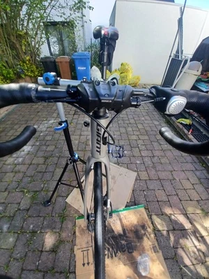 28 Zoll  Herren Giant Hell Grau Carbon Rahmen - Bild 1 von 4