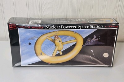 1993 Glencoe Nuclear Powered Space Station Model Kit 1:300 Scale 05909 SEALED