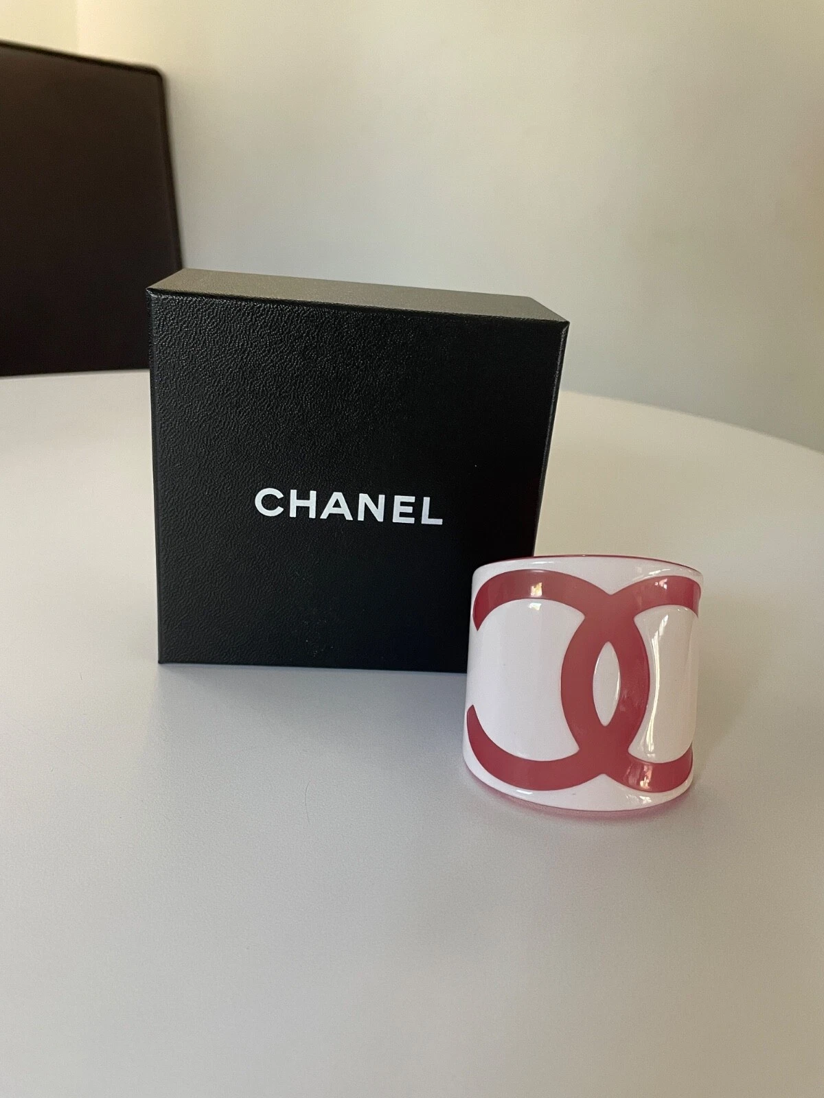 Bracciale Vintage CHANEL CC Logo Rosa Bianco Resina Bracciale Largo 2006 inutilizzato