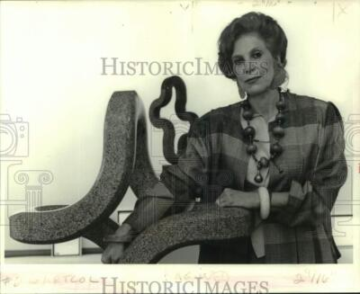#ad 1988 Press Photo Art Dealer Alexandra Monett Of Simms Fine Art With Sculpture $24.99