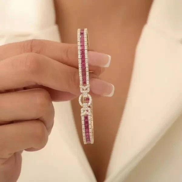 Brazalete tenis chapado en oro amarillo de 14 quilates con rubí y diamantes creados corte princesa de 12 quilates Foto 2 de 4