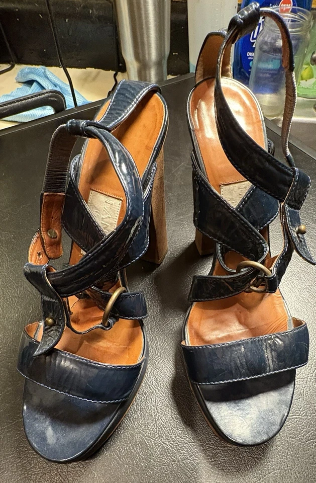 LANVIN TACONES GRUESOS $ Sandalias de plataforma de charol azul marino correa en T HARDWARE 41 Foto 2 de 4