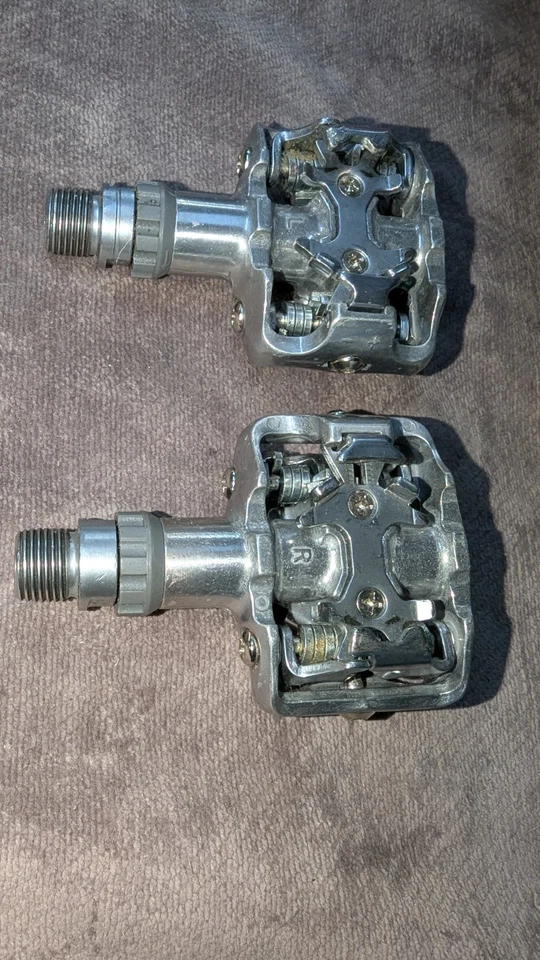 2 pares de pedales de bicicleta de montaña sin clip de doble cara plateados y negros Foto 2 de 3