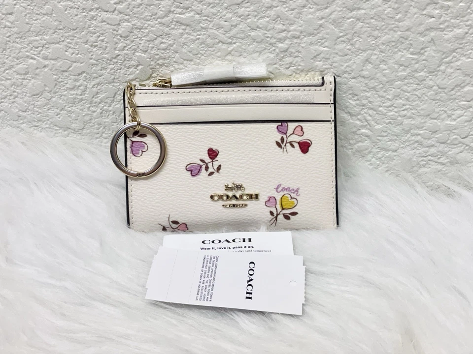 Mini estojo de identificação magro Coach CW967 com estampa de coração dourado/giz $88 - Imagem 2 de 4