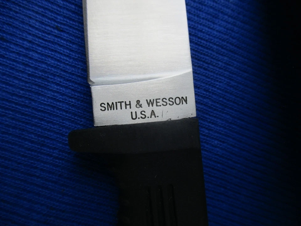 Cuchillo de caza Smith & Wesson First Production Run 4" EE. UU. con gancho intestinal   Foto 4 de 4