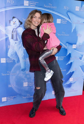 Arizona Muse and daughter Cy Quinn Verney-Carron arrive for the perfor- Photo 1