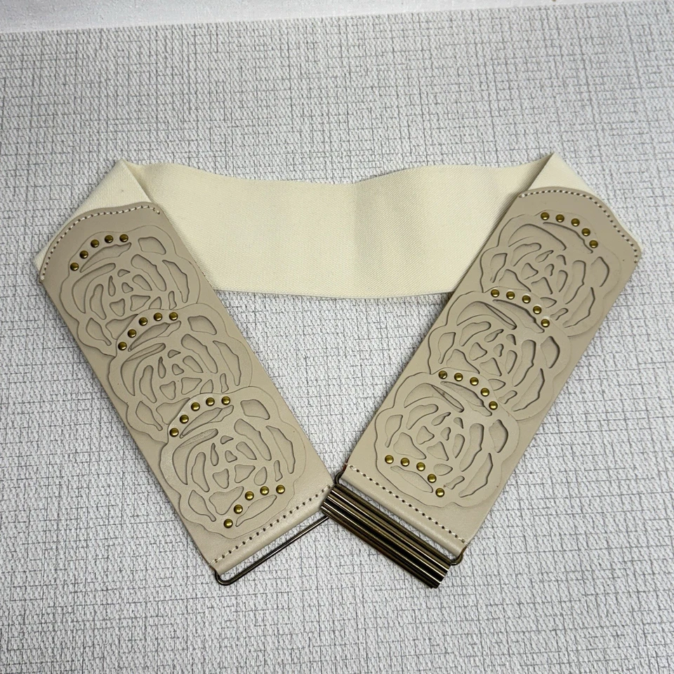 Cinturón ceñido Betsey Johnson rosa crema cuero recortado pequeño Foto 3 de 4