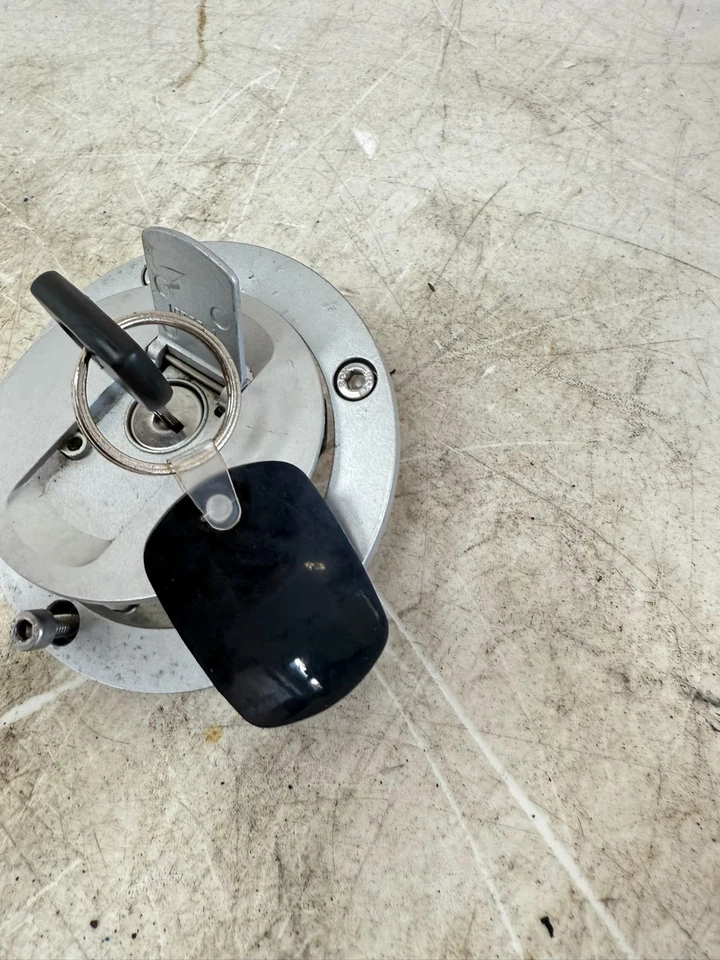 Victory Kingpin 2007 tapa del tanque de combustible de bloqueo con llave Foto 4 de 4