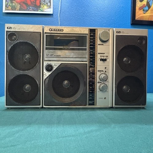 Sanyo M9818 1980s Boombox AM/FM Cassette POWERS ON / DOES NOT MAKE NOISE