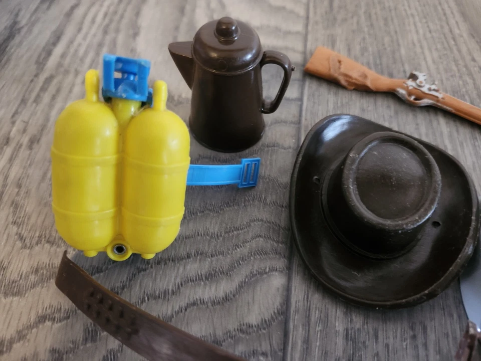 Lote de accesorios BIG JIM vintage años 70 botas de vaquero sombrero fogata etc Mattel Foto 2 de 4