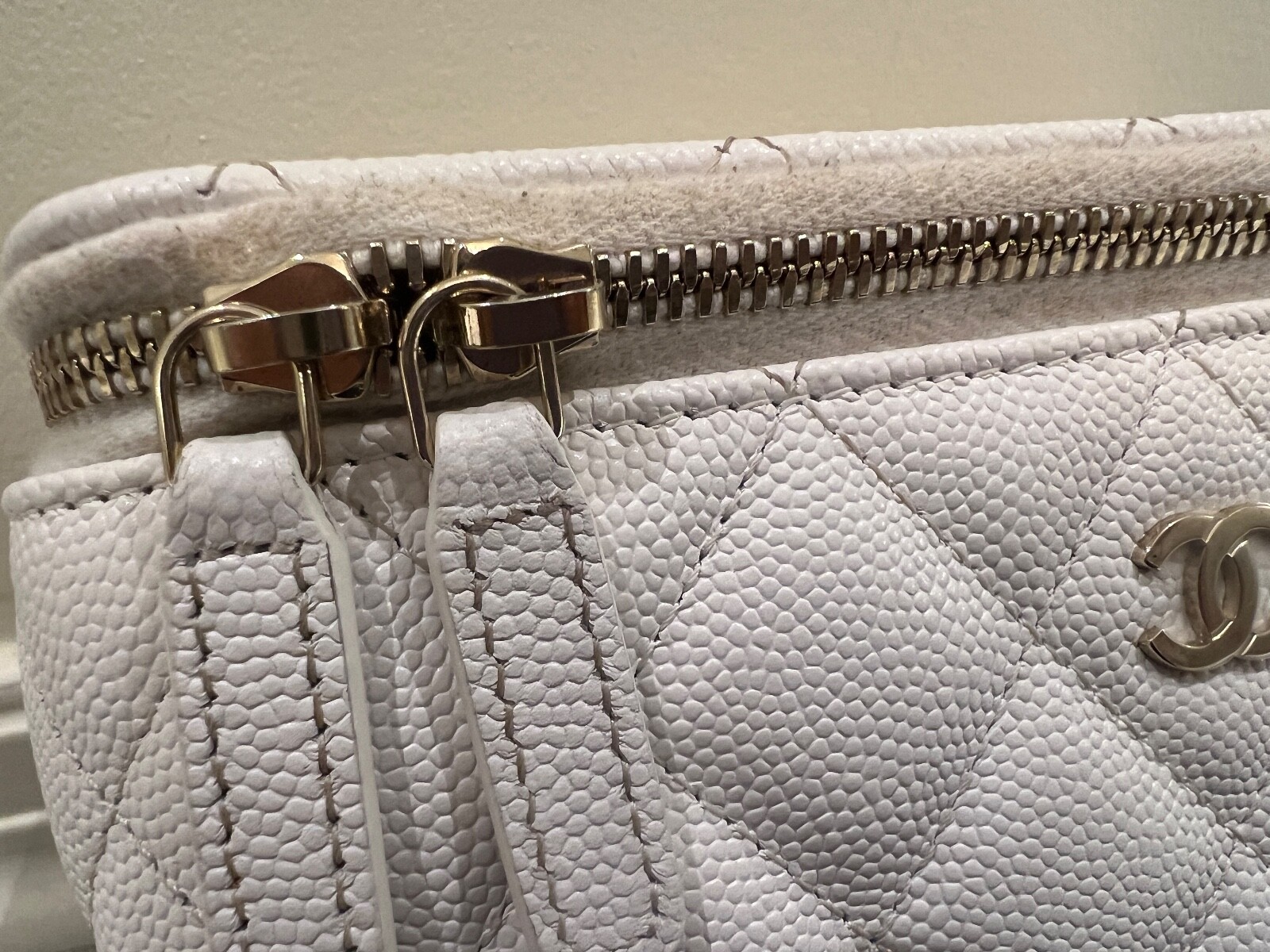 CHANEL Quilted CC GHW Small Vanity Case Chain Shoulder Bag Caviar White image 9