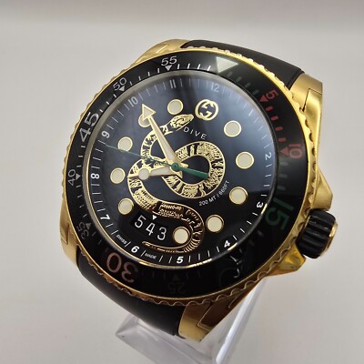 SWISS GUCCI DIVE 136.2 VERGOLDETE HERREN QUARZ UHR MIT GUCCI DESIGNER ZIFFERBLATT.