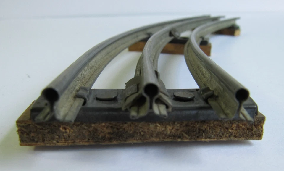 Lionel/MARX 0 or 027 Gauge Lot of 9 Curve Track Sections on Raised Ties - Image 3 of 4