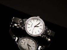 NEW FOSSIL SILVER TONE,CRYSTAL PAVE,STAINLESS STEEL BANGLE BAND WATCH BQ3162