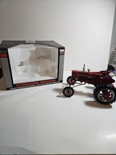 1/16 International Harvester Farmall 300 HIgh-Clear Gas Tractor SpecCast