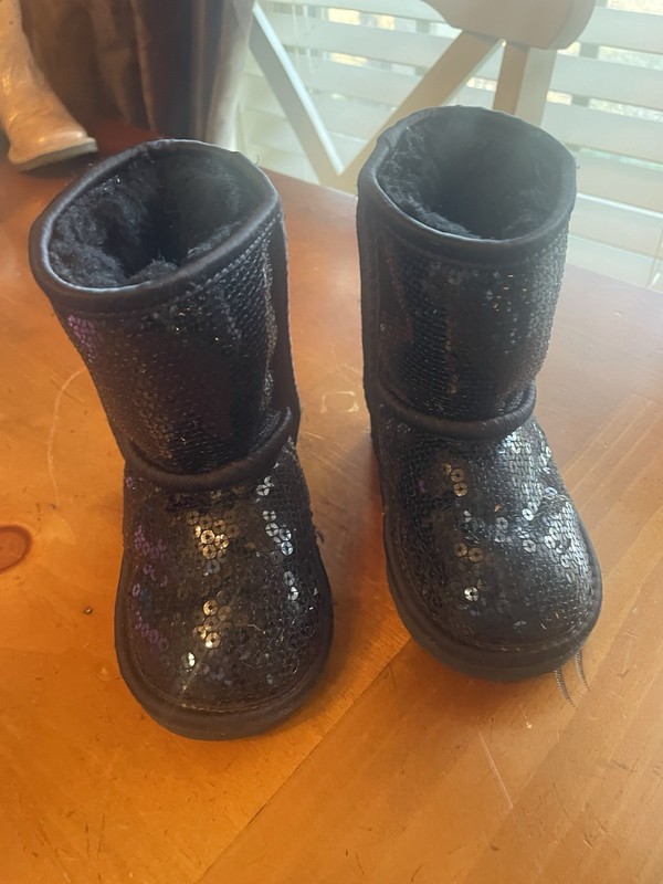 Pre Owned Toddler Classic Short Black sequin UGG Size 6
