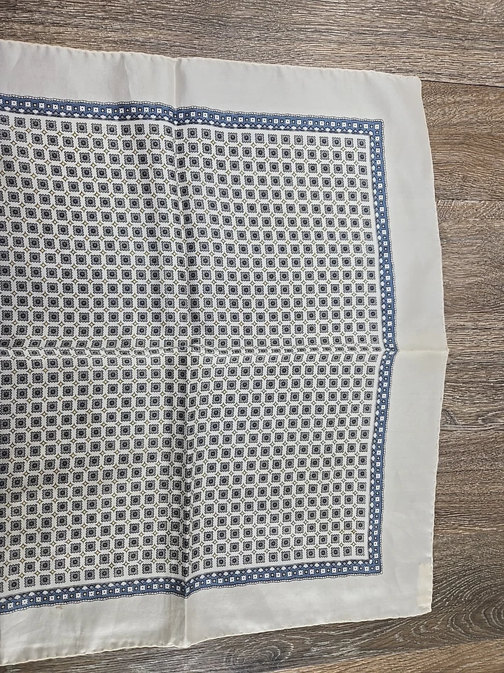 Cachecol quadrado Dunhill feito sob medida na Itália bolso de seda azul branco geométrico - Imagem 3 de 4