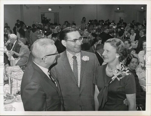 1967 Press Photo Reverend Dr. Norman E. Thomas and Wife with Robert C. Dings - Picture 1 of 2