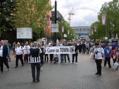 Foto 6x4 Wembley Way - 2016 FA Trophäenfinale Grimsby Unterstützer auf Olympia c2016