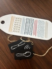 Tablero de queso Danica Studio flecha crámica geométrica con tres etiquetas de regalo de madera