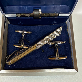 Manschettenknöpfe Set mit Krawattenklammer silberfarben Box Feder