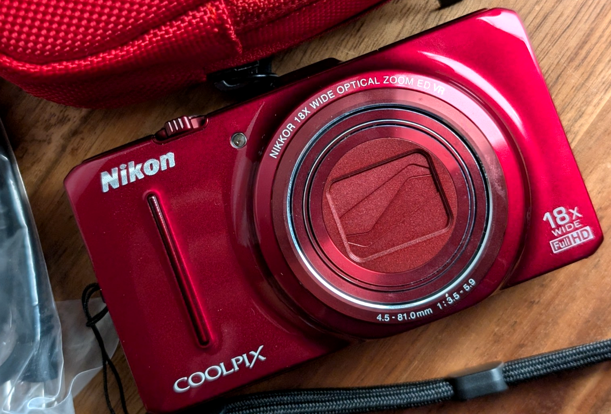N MINT Nikon COOLPIX S9300 16.0MP Digital Camera 18x Zoom Japan