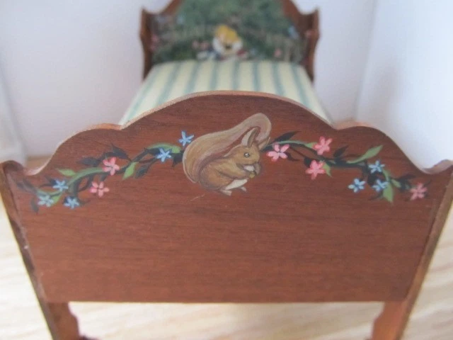 Cama infantil artesanal Ann Richards y cubreaguja casa de muñecas miniatura 1:12 Foto 4 de 4