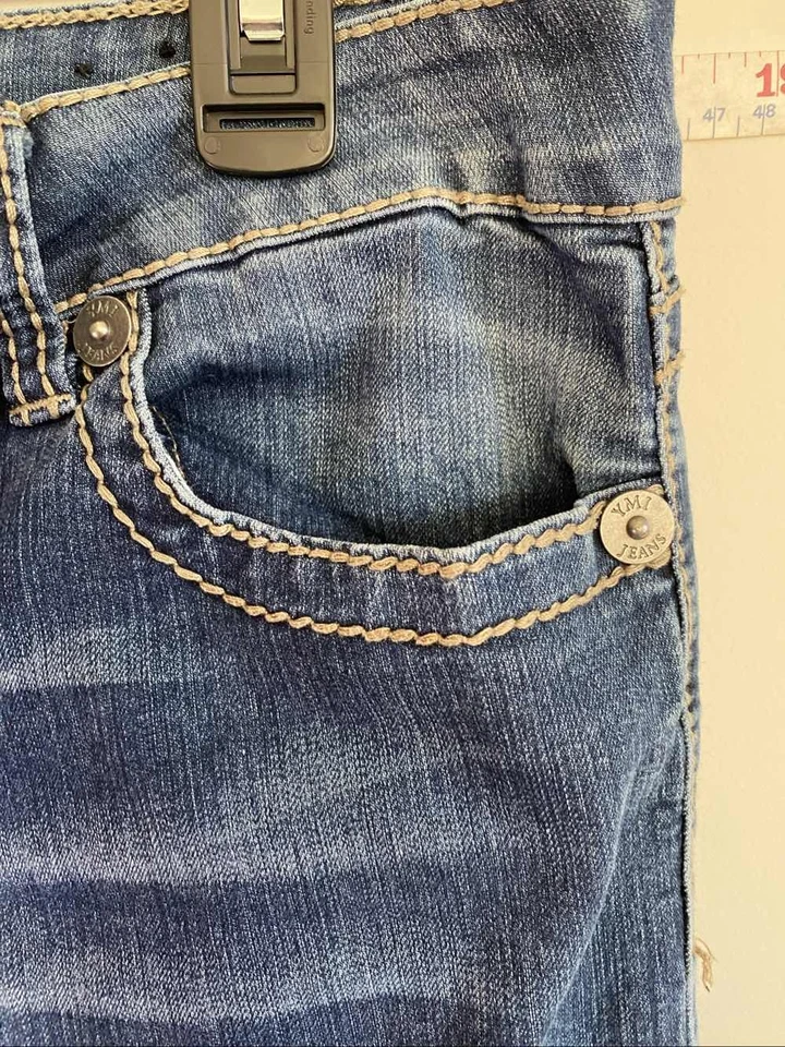 Jeans YMI azul cropped bainha desgastada cintura média botão faltando - Imagem 3 de 4