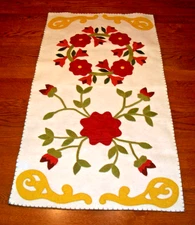 LOVELY 18.5X34 SOFT FELT APPLIQUE BURGUNDY GREEN YELLW FLORAL TABLE RUNNER~DOILY