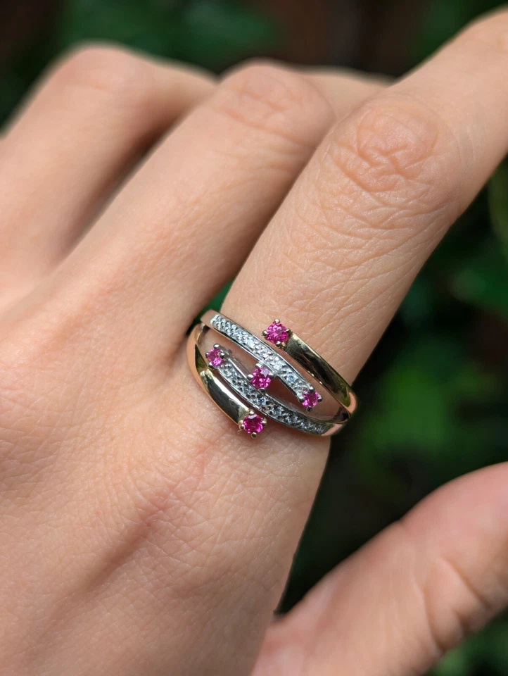 Anillo moderno de oro amarillo y blanco de 9 quilates con rubí rosa y diamantes talla N.5/7 Foto 2 de 4