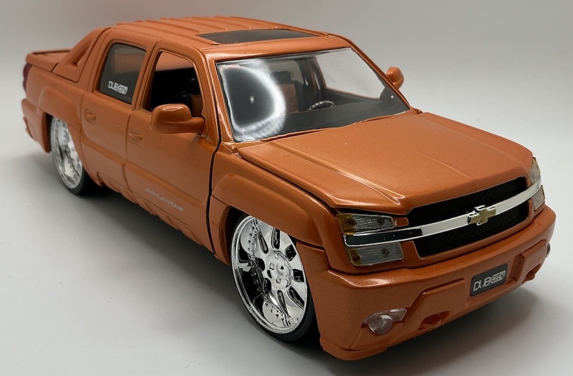 2001 Chevy Avalanche ORANGE Jada Dub City 1:24 Scale Die-cast RARE