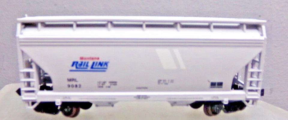 ATLAS N-SCALE FREIGHT CAR ACF TWO BAY CENTERFLOW COVERED HOPPER MONTANA RAIL - Image 3 of 4