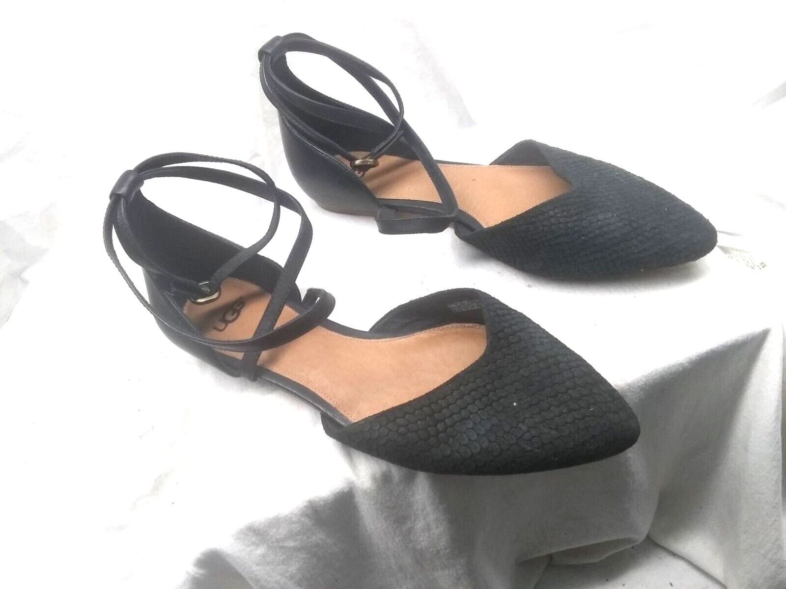 Ballerine Ugg donna Izabel Mar in pelle scamosciata goffrata nere con cinturino alla caviglia taglia 8 CE