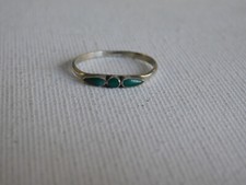 Small Sterling Silver Green Stone Band Ring Sz 6.5