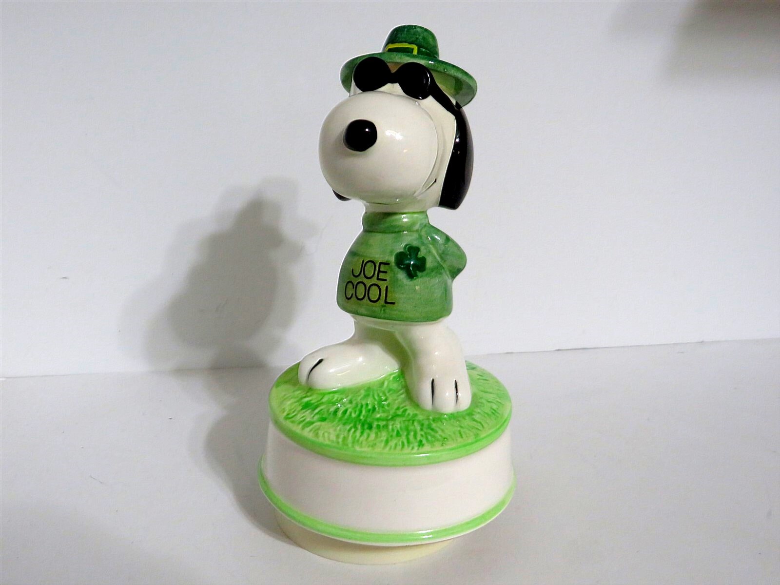Vintage 1985 Snoopy Charlie Brown Peanuts Ceramic Music Box Figurine by Schmid