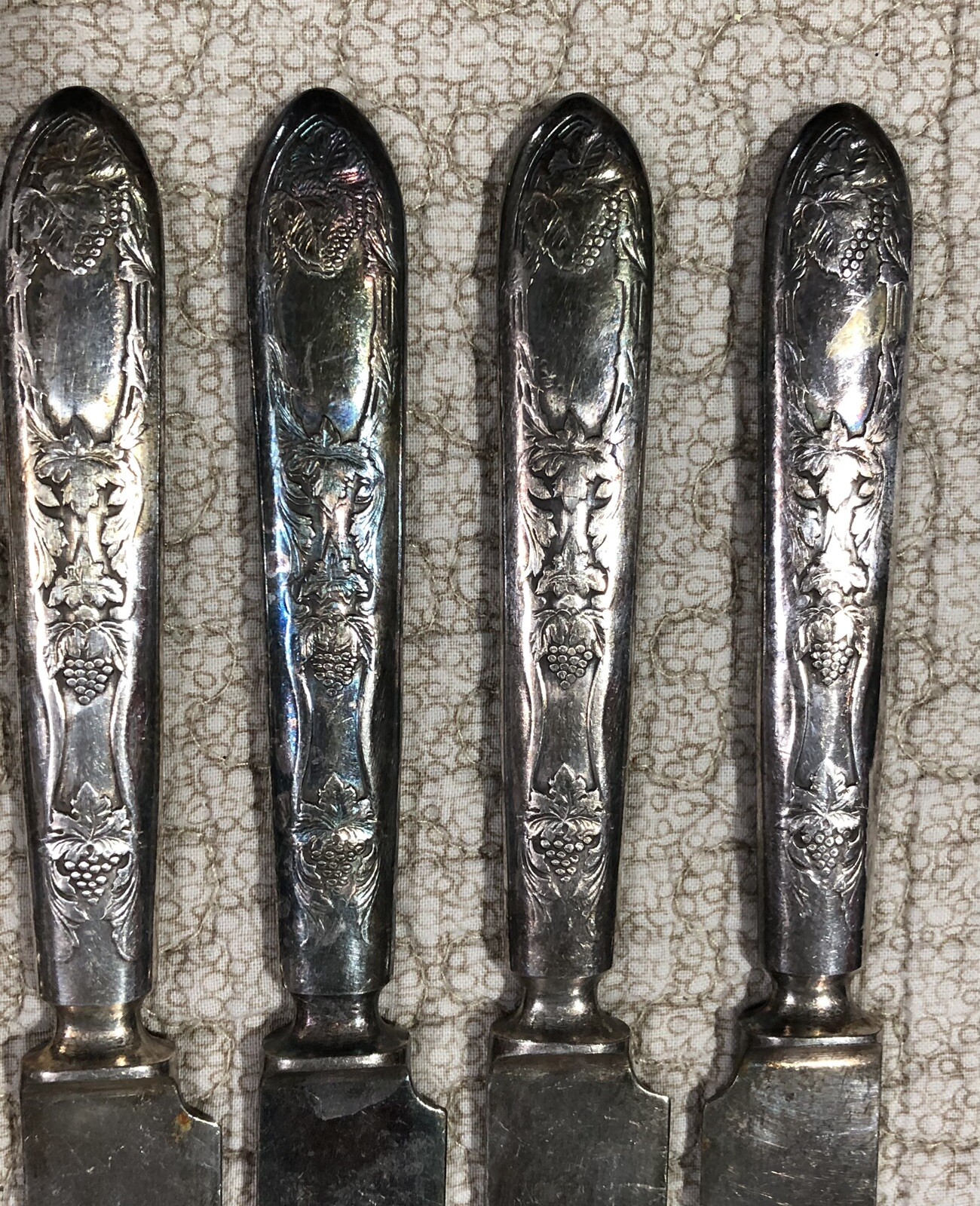 6 Pc LOT Vintage La VIGNE GRAPE Pattern Rogers 1881 Silver Plate TABLE KNIVES
