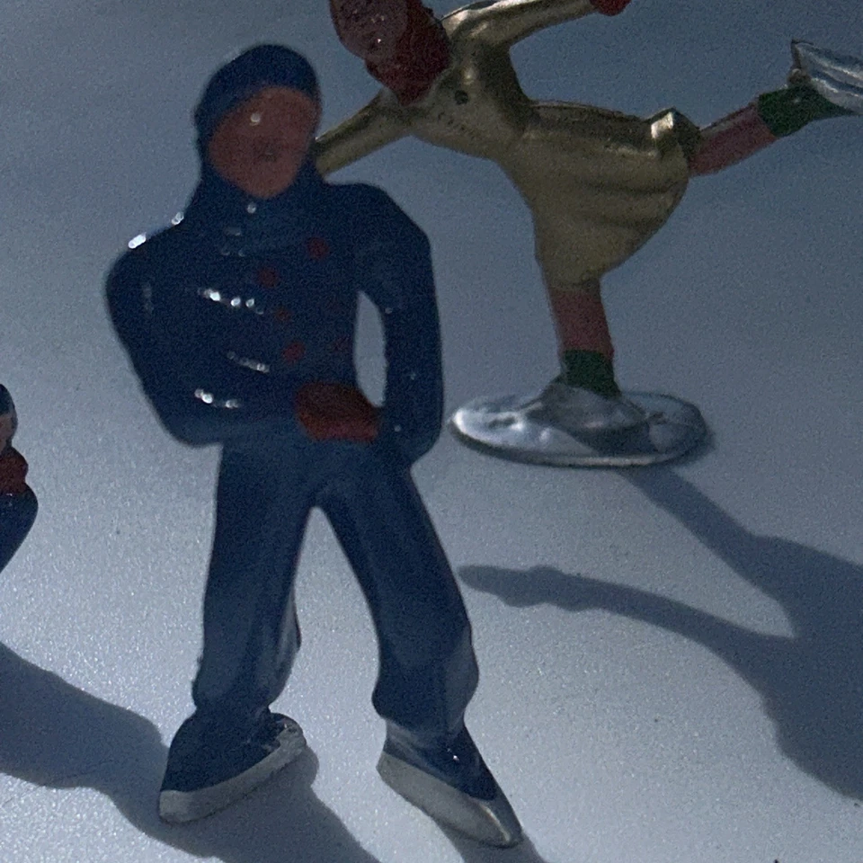 (Lote de 10) Estatuetas vintage de chumbo fundido de cenário de inverno de Natal do Barclays dos anos 1950 - Imagem 3 de 4