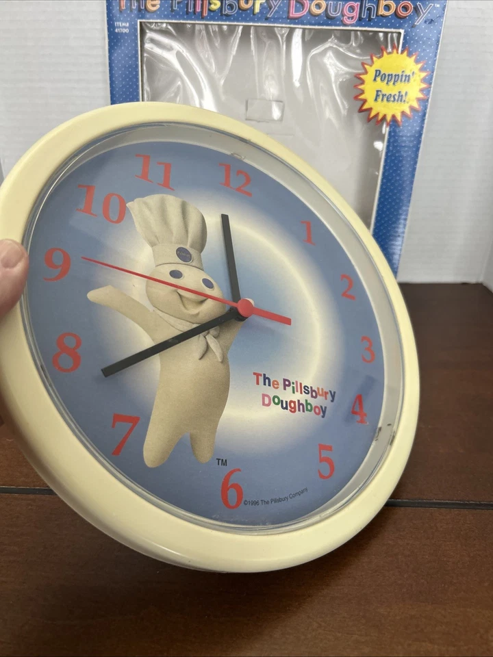 Reloj de Pared Pillsbury Doughboy, 10", Fondo Azul, Números Rojos, Marco Blanco Foto 3 de 4