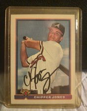 1991 Bowman - AUTOGRAPHED Chipper Jones (2018 HOF) ROOKIE CARD #569 (RC)