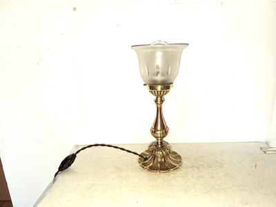 Messingguss Tischlampe, Glasschirm matt , Olivenschliff, um 1930