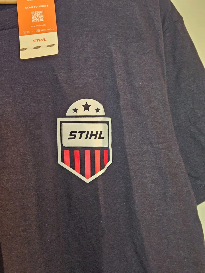 Camiseta Oficial STIHL Bandera Insignia Azul Marino - Tallas L, XL y 3X Foto 2 de 4