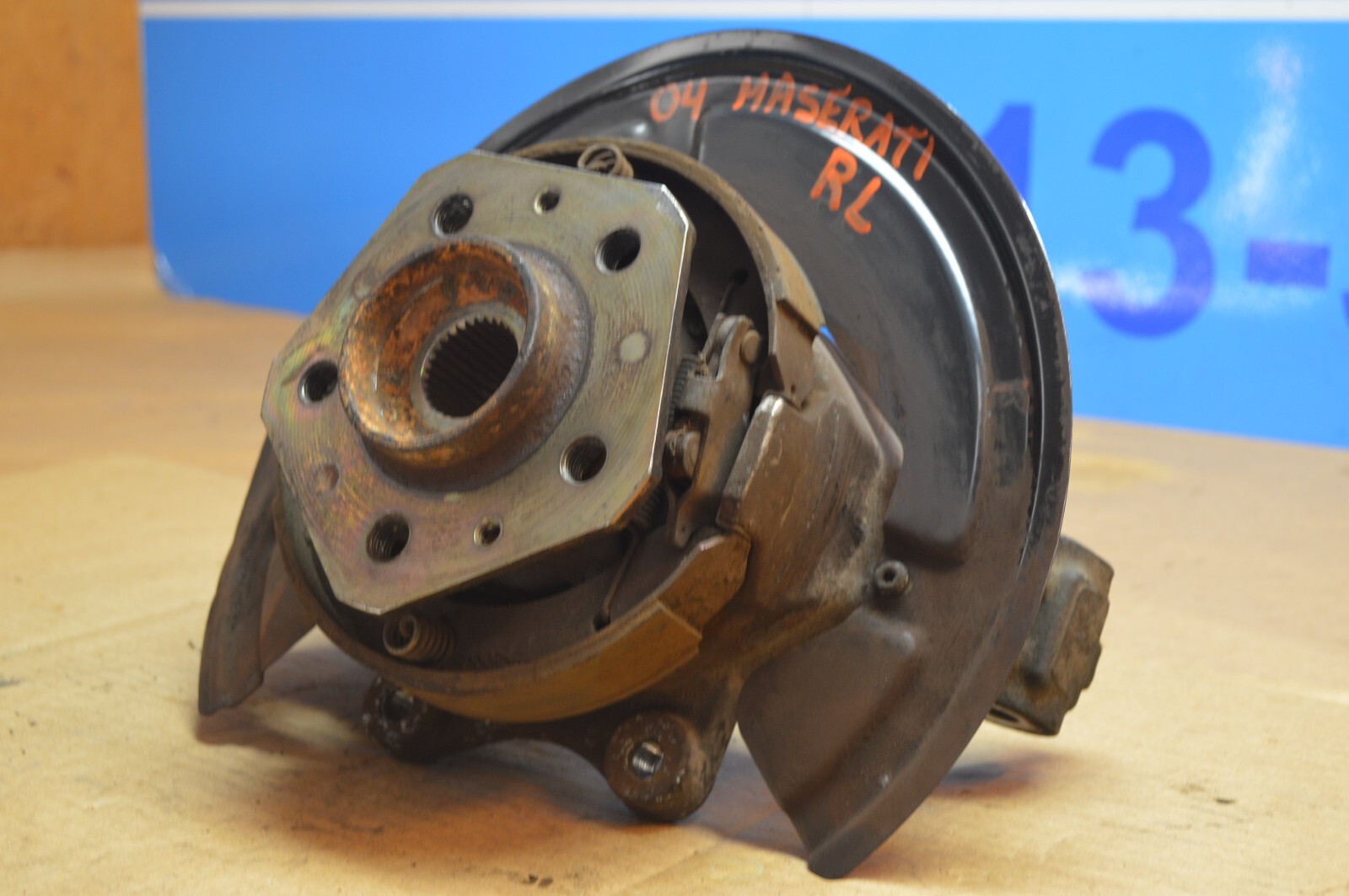 2004 M138 MASERATI M128 GT COUPE REAR DRIVER SIDE SPINDLE WHEEL HUB 189337