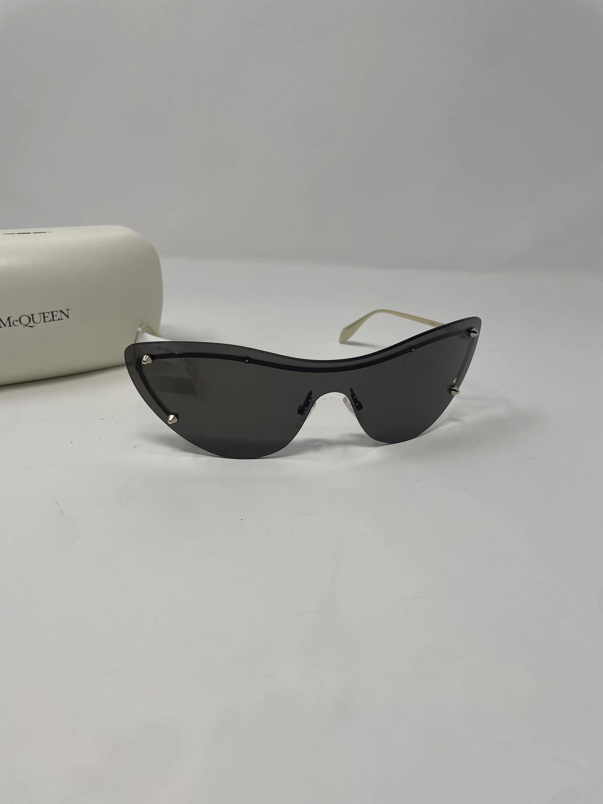 Alexander McQueen — Alexander McQueen Eyewear cat-eye spiked-stud sunglasses Black/Gold OS