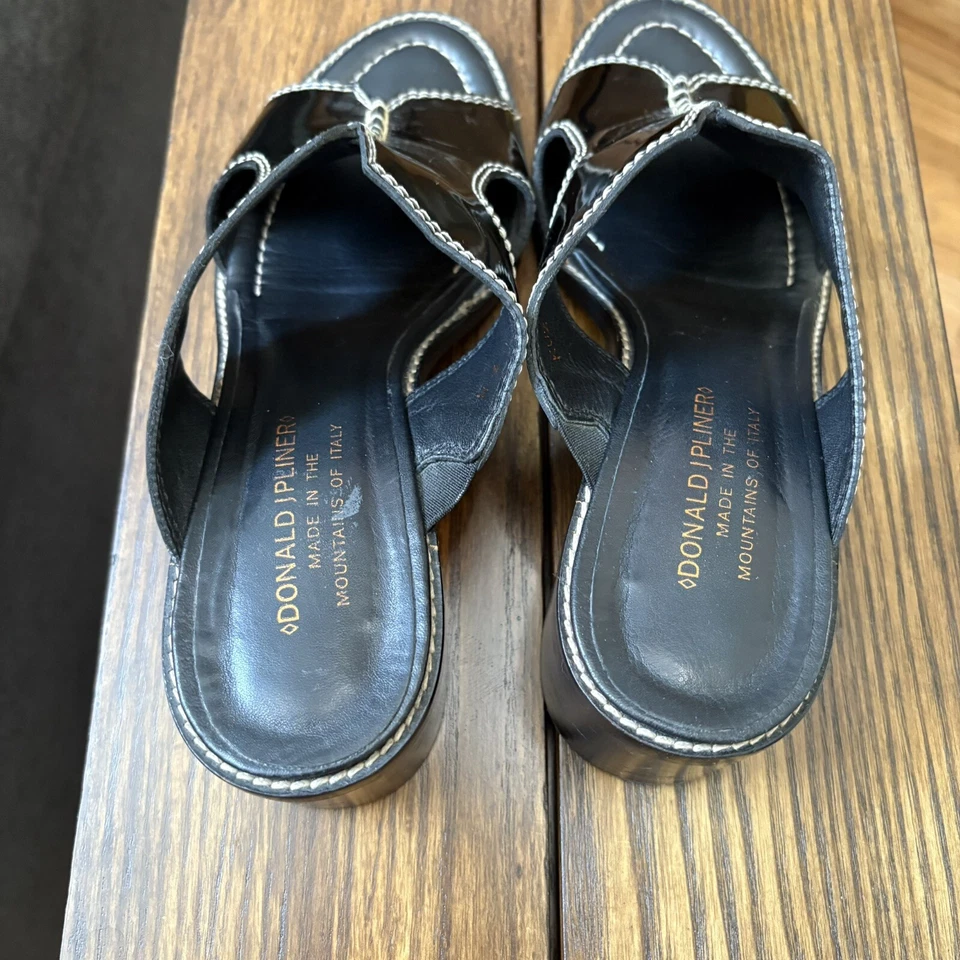 Sandalias Donald J. Pliner de charol negro tacón bloque deslizables años 90 Y2K 9 Italia Foto 3 de 4